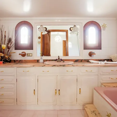 Roses Chalet